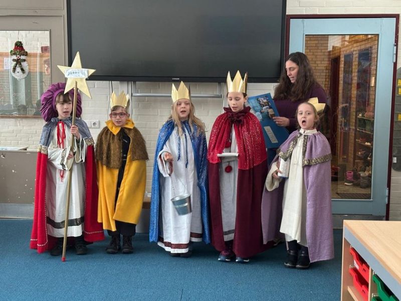 Sternsinger 06.01.26 Gruppe mit Frau Pöhlsen HOMEPAGE