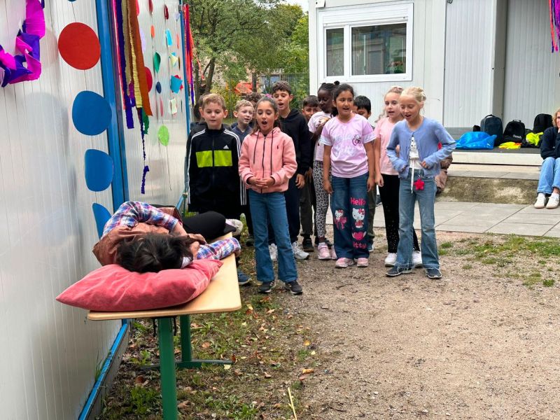 Einschulungsfeier Schnackenburgallee Theaterstück Kinder 24.08.26